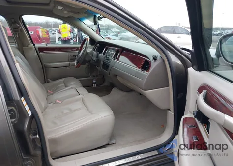 2004 Lincoln Town Car Ultimate z USA, uszkodzony, nr VIN 1LNHM83W64Y614687